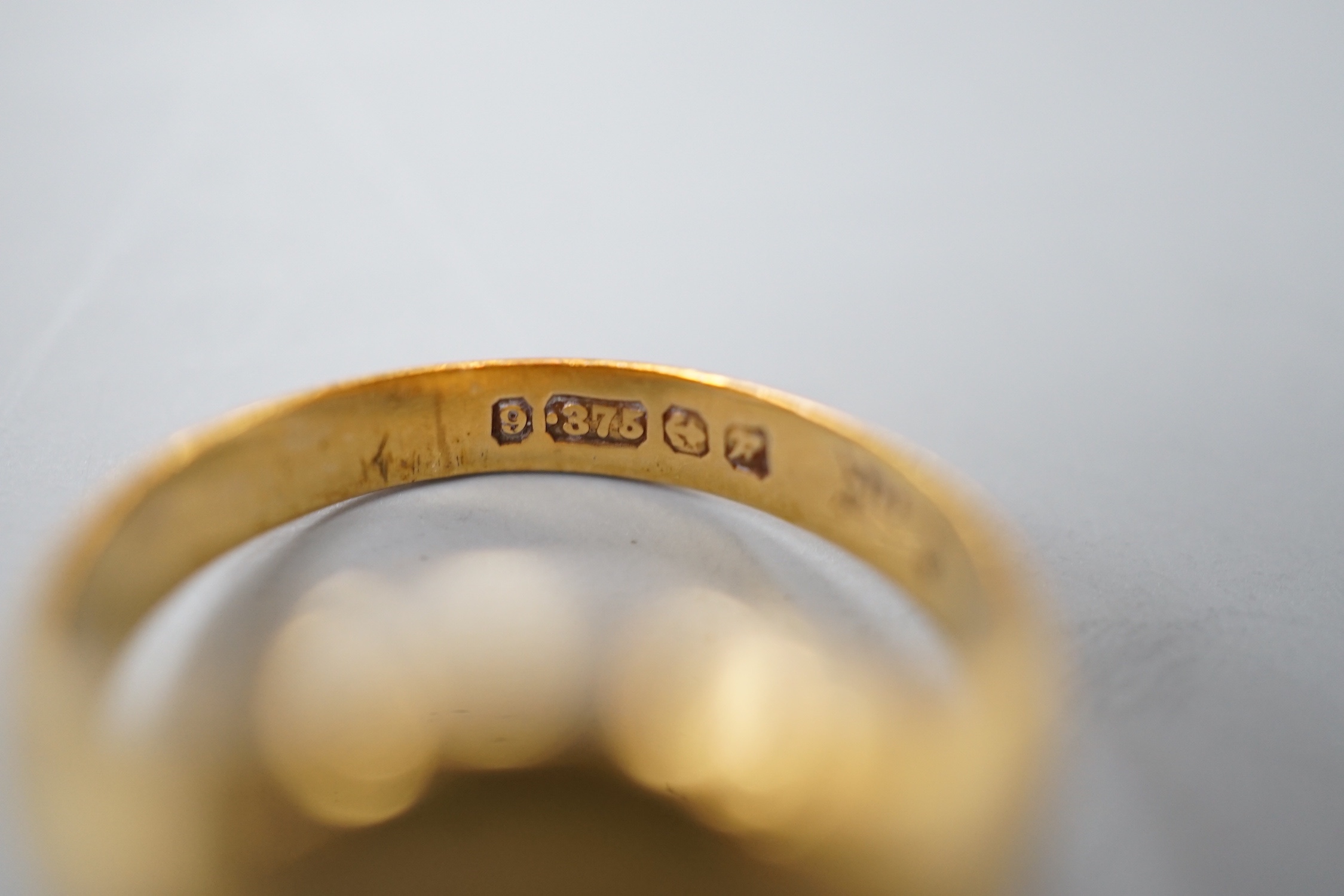 A modern 9ct gold signet ring, size M, 5.3 grams.